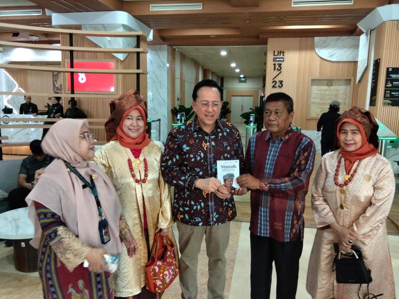 Wartawan Indonews.id Serahkan Memoar kepada Irman Gusman, Berharap Jadi Inspirasi Generasi Berikutnya