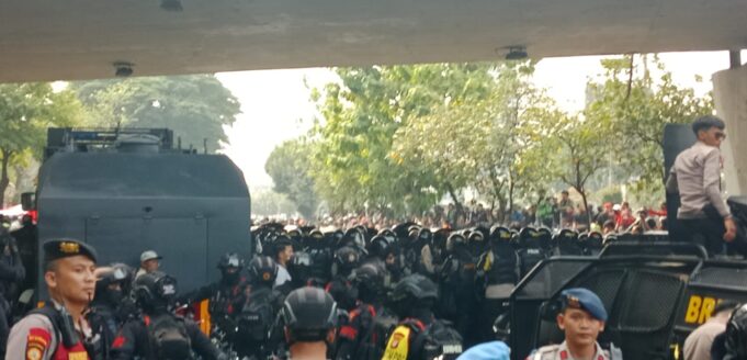 Aparat keamanan mengamankan aksi demo. (Foto: Ist)