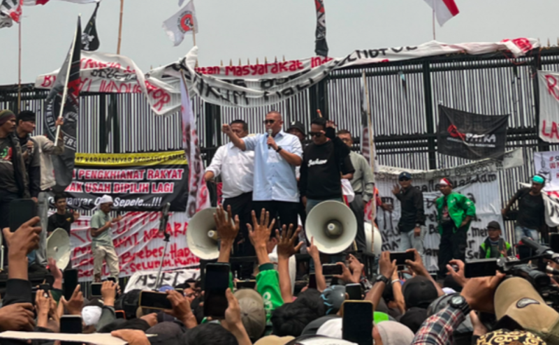 Massa Botok Cs Demo di DPR, Sejumlah Anggota Dewan Naik Mobil Komando
