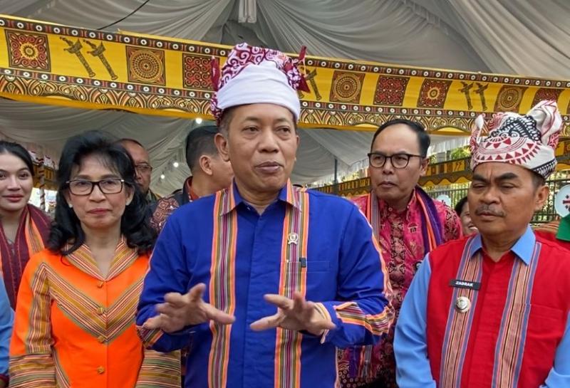 Menteri Koperasi, Ferry Juliantono bersama Bupati Tana Toraja, dr. Zadrak Tombeg didampingi kadis pariwisata Tana Toraja pantau langsung Lomba Tenun Toraja 