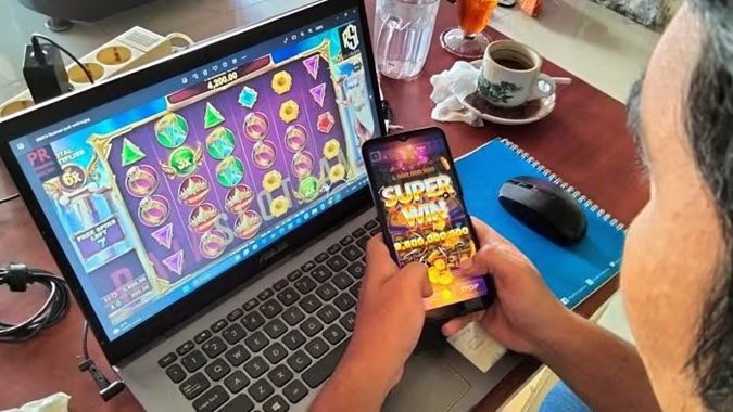 Sebanyak 13 pejabat di lingkungan Kementerian Pertanian (Kementan) dicopot karena terbukti terlibat judi online (judol).