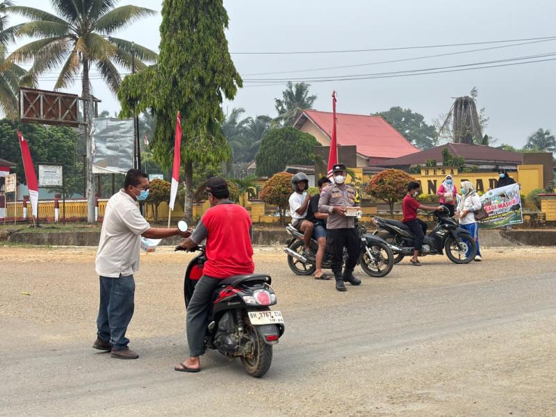 Kabut Asap Ancam Kesehatan Warga, PTPN IV Regional IV Bagikan Masker di Tebo
