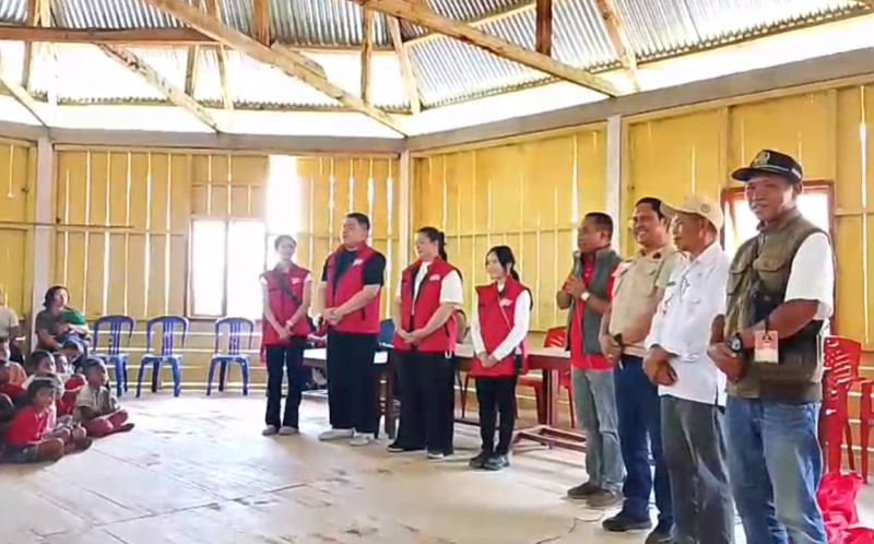 Bupati Hery Nabit Dampingi Ketum TMP Pinka Haprani Salurkan Bantuan untuk Korban Gempa Flores di Kampung Mendo