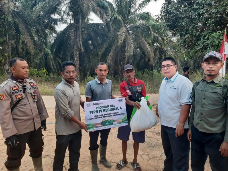 Ringankan Beban Warga Terdampak Kemarau, PTPN IV Regional IV Salurkan Paket Sembako untuk SAD