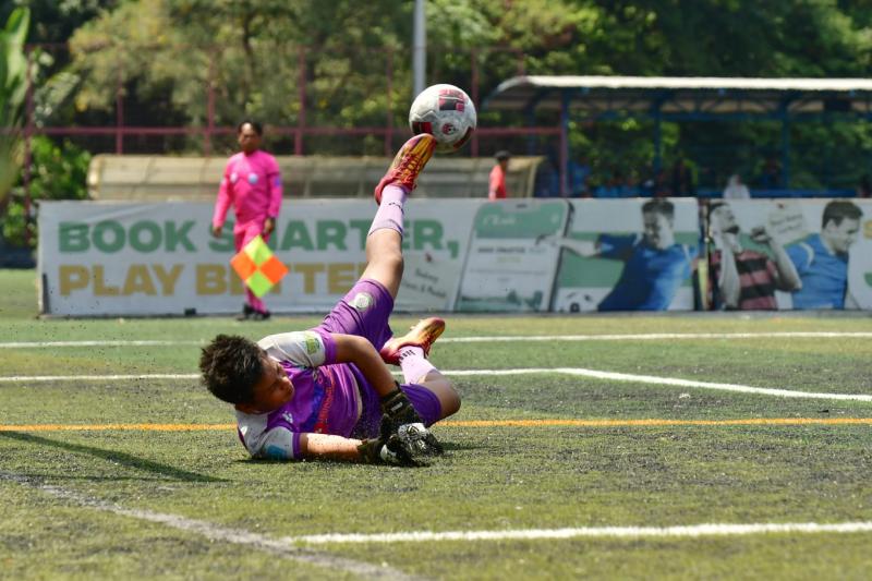 Aksi kiper di Liga Soeratin.foto: pras