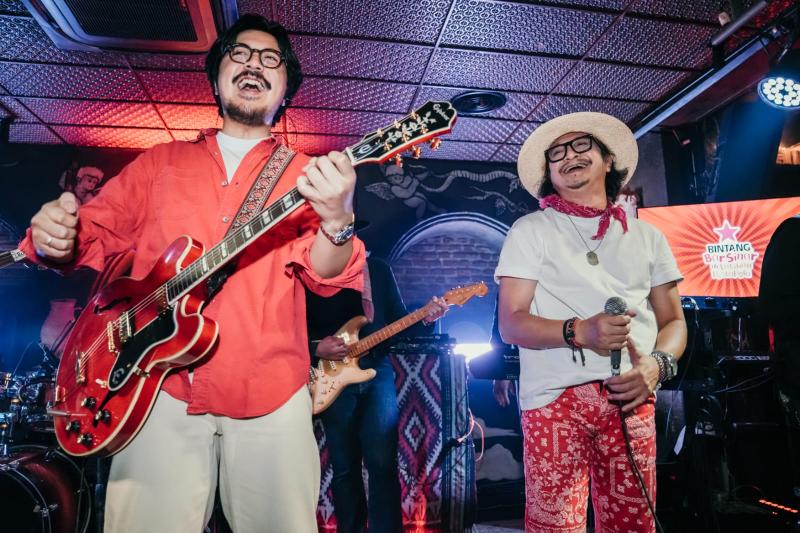 Andi RIF dan Bilal Indrajaya berbagi panggung dalam Legendary Show di BINTANG BarSinar di Latihan Pestapora, Jakarta.  (Foto: Ist)