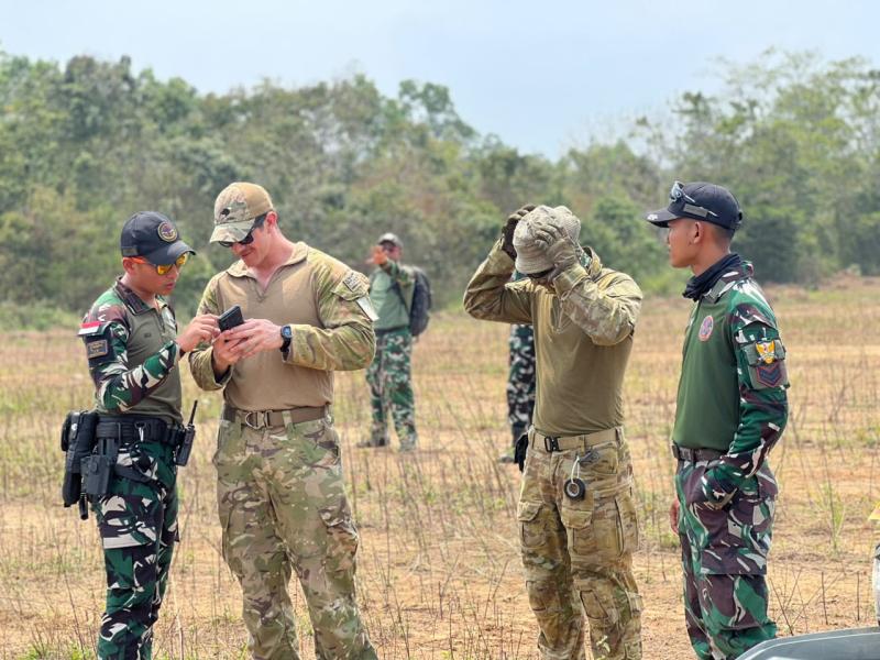 Prajurit Batalyon Arhanud 10/ABC Bersama Militer Negara Sahabat Tinjau Gelar Alutsista Jelang Latma Super Garuda Shield 2026