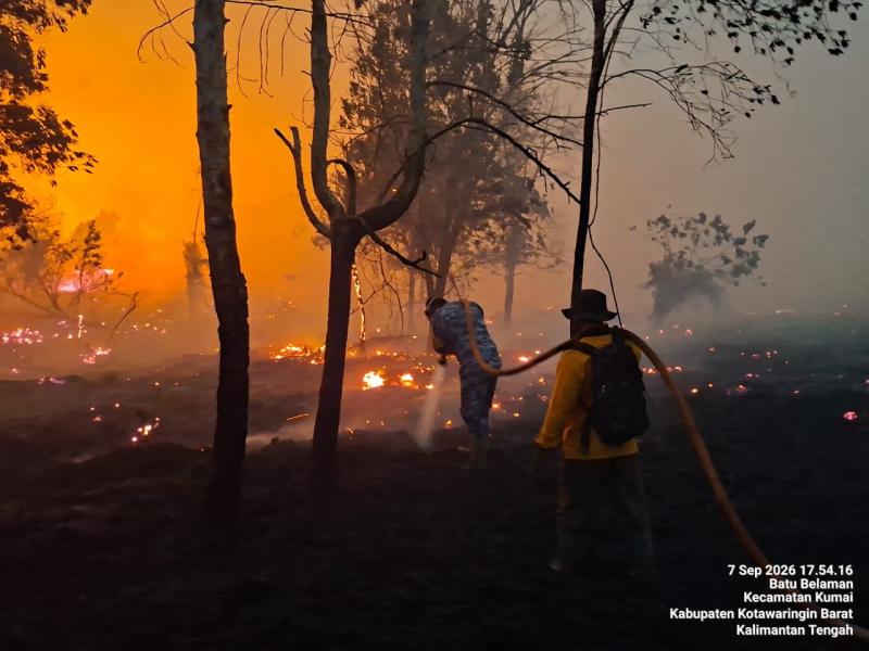 Hampir 10 Jam, Satgas Karhutla Lanud Iskandar Padamkan Api Lindungi Pemukiman Warga
