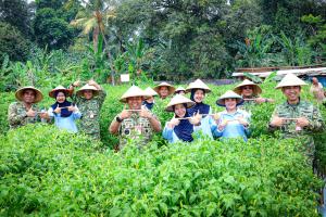 Lanud Halim Perdanakusuma Panen Bawang, Perkuat Sinergi dengan Masyarakat Dukung Ketahanan Pangan