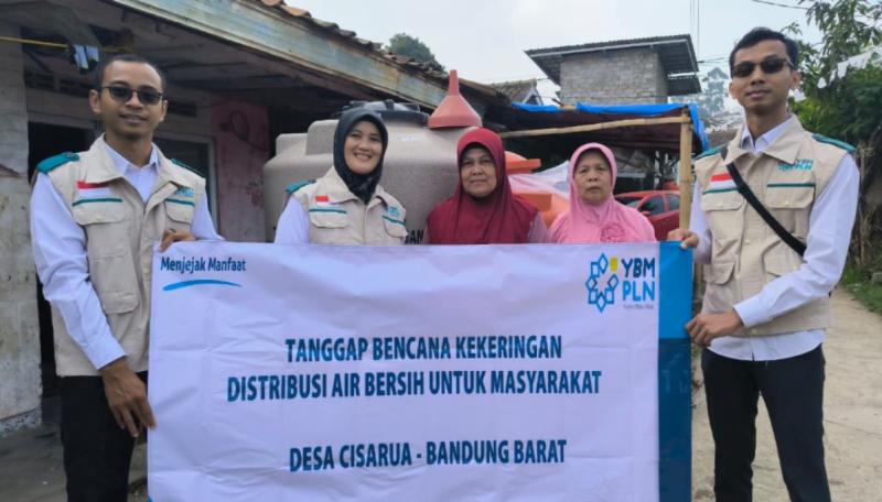 YBM PLN UP2B Jawa Barat Salurkan 77 Ribu Liter Air Bersih dan Sembako bagi Warga Desa Kertawangi