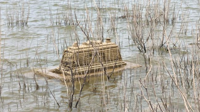  Makam Kuno Muncul di Dasar Waduk Gajah Mungkur Saat Air Surut