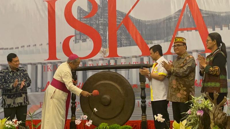 Uskup Agung Samarinda Mgr Yustinus Hardjosusanto, MSF membuka resmi dg pemukulan gong pada Munas ISKA di Balikpapan. (Foto: Ist)