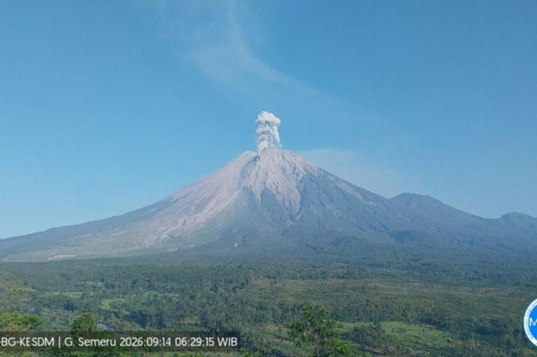 Tiga Kali Erupsi, Gunung Semeru Semburkan Abu hingga 1.000 Meter