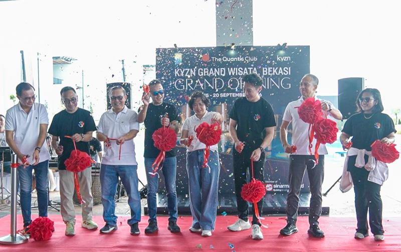CEO KYZN Bryan Djuhari selaku CEO KYZN bersama Prasetijo Tanumihardja selaku CEO Residential National Sinar Mas Land melakukan proses pemotongan pita dalam acara peluncuran KYZN @The Quantis Club Grand Wisata Bekasi. (Foto: dok. Kyzn)