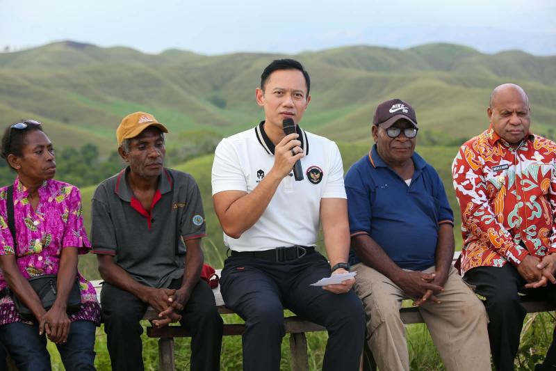Menko AHY saat meninjau pembangunan Jalan Skory–Puay di Distrik Kemtuk, Kabupaten Jayapura, Kamis (17/9/2026), sesaat setelah tiba di Papua. (Foto: Humas Kemenko Infra)
