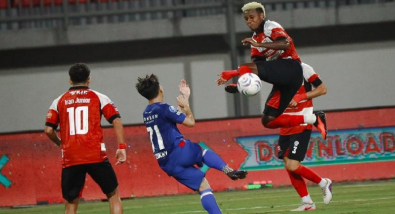  Madura United vs PSIM 2-1: Comeback Impresif Bawa Sapeh Kerrab ke Puncak Klasemen   