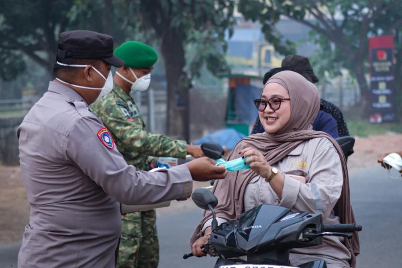 Lindungi Warga dari Kabut Asap, Brigif TP 32/Mangkalihat Bersama Puskesmas Sepaso dan Unsur Forkopimcam Bengalon Bagikan Masker