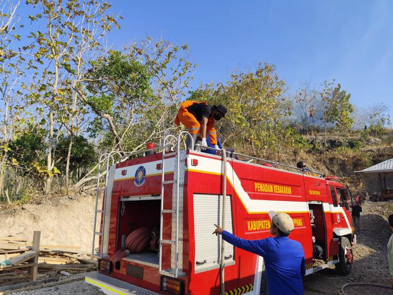 Personil BPBD Kabupaten Pemalang mendistribusikan air bersih kepada warga terdampak kekeringan di Kabupaten Pemalang pada Jumat (18/9).  Sumber Foto: BPBD Kabupaten Pemalang