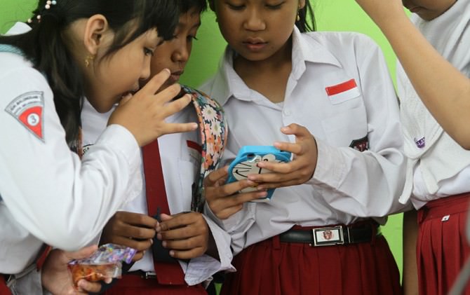 Kemenag Atur Penggunaan Gawai di Satuan Pendidikan, Orang Tua Diminta Batasi 2 Jam Sehari