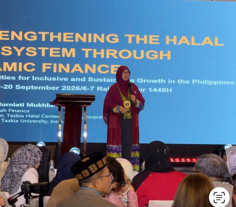 Prof. Murniati Mukhlisin saat memaparkan presentasi bertajuk 