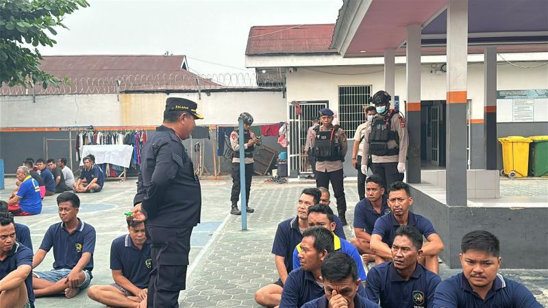 Cegah HALINAR, Lapas Pangkalan Bun Bersama Polres, Brimob, dan BNNK Kobar Razia dan Tes Urine