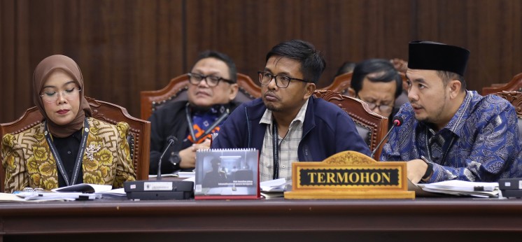 Mochammad Afifuddin Ketua KPU bersama Komisiner Idham Holik dan Iffa Rosita memberikan keterangannya pada pemeriksaan persidangan Perselisihan Hasil Pemilihan Umum, Rabu (23/09) di Ruang Sidang MK. Foto Humas/Ifa.
