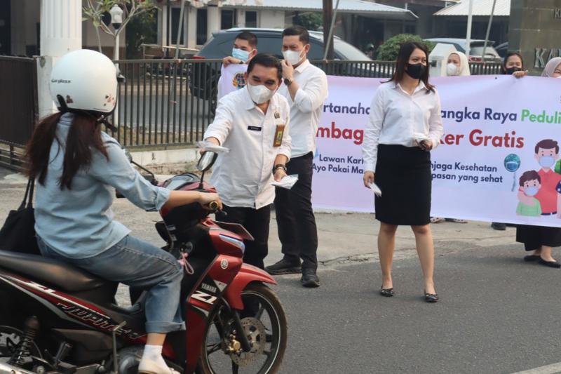 Peduli kabut asap, jajaran Kantor Pertanahan Kota Palangka Raya bagikan masker gratis ke pengendara.