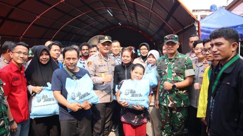 Kodim 0504/Jaksel beri Bantuan ke Korban Kebakaran 