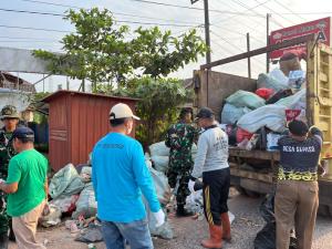 Bersihkan Lingkungan, Eratkan Tali Persaudaraan, Brigif TP 32/Mangkalihat dan Warga Bergotong Royong