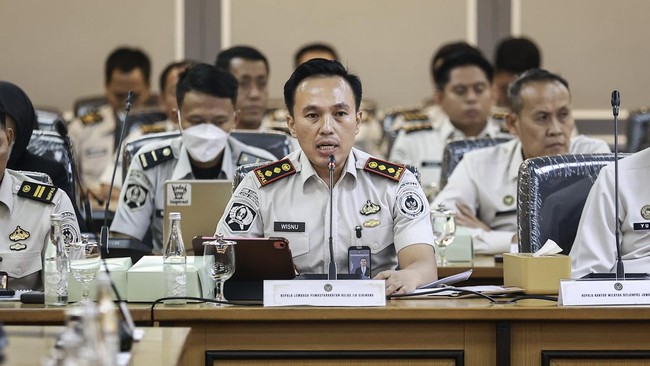Kepala Lembaga Pemasyarakatan Kelas IIA Cibinong nonaktif Wisnu Hani Putranto menyampaikan paparan saat rapat dengar pendapat (RDP) dengan Komisi XIII DPR di Kompleks Parlemen, Senayan, Jakarta, Senin (28/9/2026) (ANTARA FOTO/Dhemas Reviyanto)