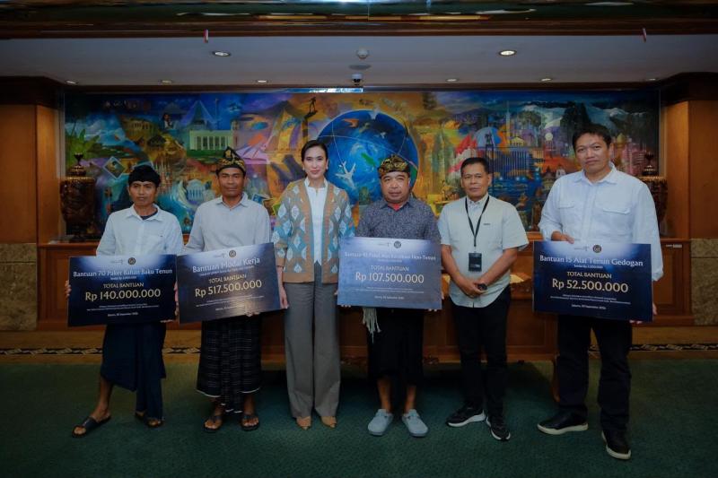 Kementerian Pariwisata menyalurkan bantuan pemulihan usaha bagi masyarakat Dusun Sade, Lombok Tengah, Nusa Tenggara Barat (NTB). (Foto: Biro Humas Kemenpar)