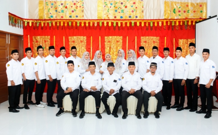komisaris BPR Syariah Balerong Bunta bersama Direktur Utama dan Karyawan BPR