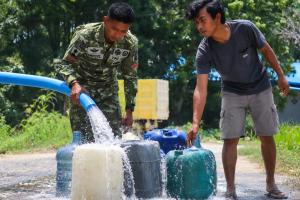 
                                       Sambut HUT ke-81 TNI dengan Pelayanan, Brigif TP 32/Mangkalihat Datang Membawa Air, Hadir Membawa Harapan