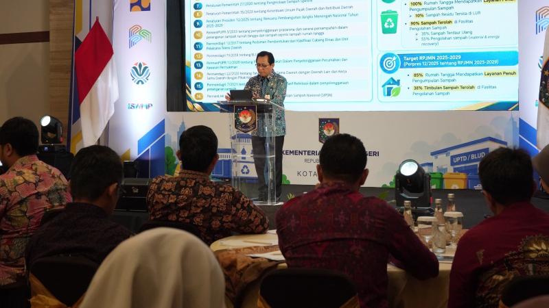 Kemendagri bergerak: Dorong Pemda membentuk UPTD/BLUD dan Serahkan Bantuan Tempat Sampah Untuk Masyarakat