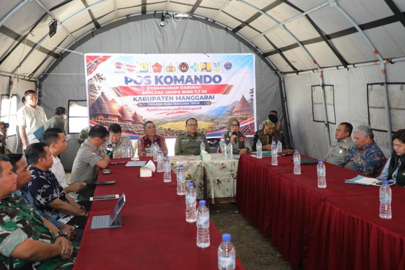 Pemantauan terhadap penanganan dan kondisi warga disampaikan dalam koordinasi monitoring pelayanan publik di Pos Komando Tanggap Darurat Bencana Gempa M7,7, Ruteng, Manggarai, NTT, pada Jumat (2/10).  (Foto: BNPB)