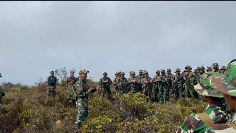 JTAC TNI AU Kendalikan Super Tucano dalam Latihan di Pegunungan Arfak
