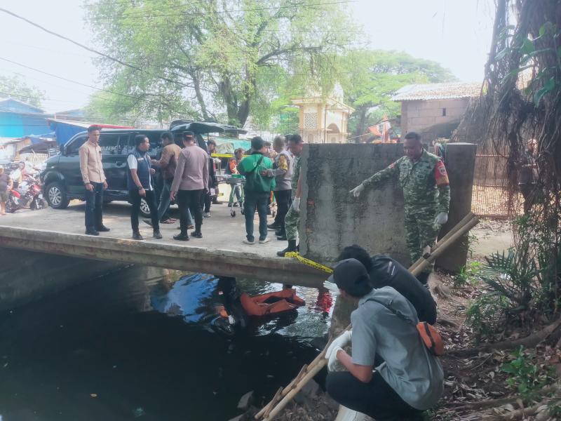 Babinsa Praka Yoga Bersama Polisi Evakuasi Jasad Pria 25 Tahun di Ciputat