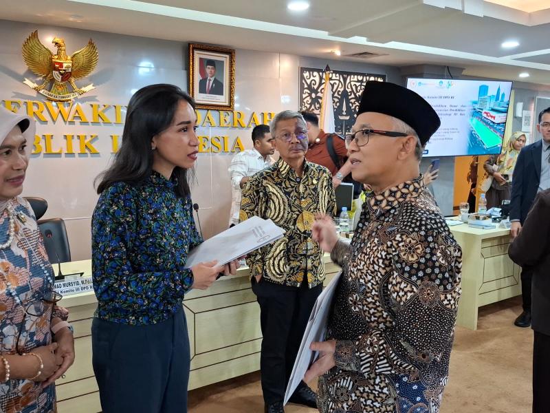Anggota DPD RI Daerah Pemilihan Nusa Tenggara Timur (NTT), dr. Maria Caecilia Stevi Harman Dorong Biaya Kuliah bagi Korban Gempa Flores