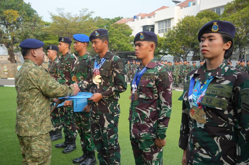 Danpushidrosal Beri Penghargaan Prajurit Berprestasi
