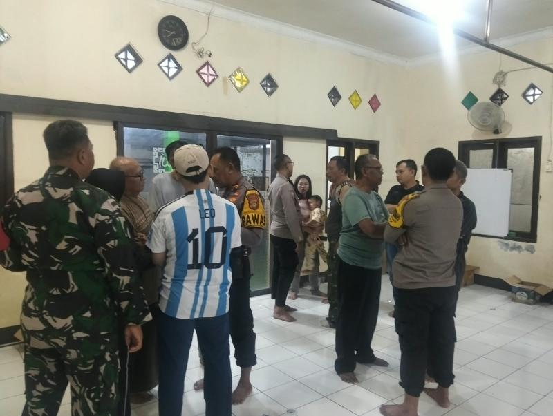 Babinsa Jatijajar Serda Mamonto Bantu Mediasi Perselisihan Warga 