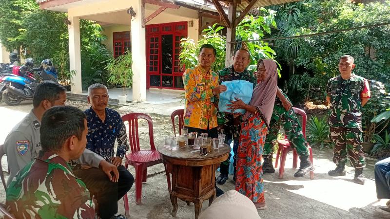 Koramil 08/Pamulang Berbagi Sembako untuk Warga