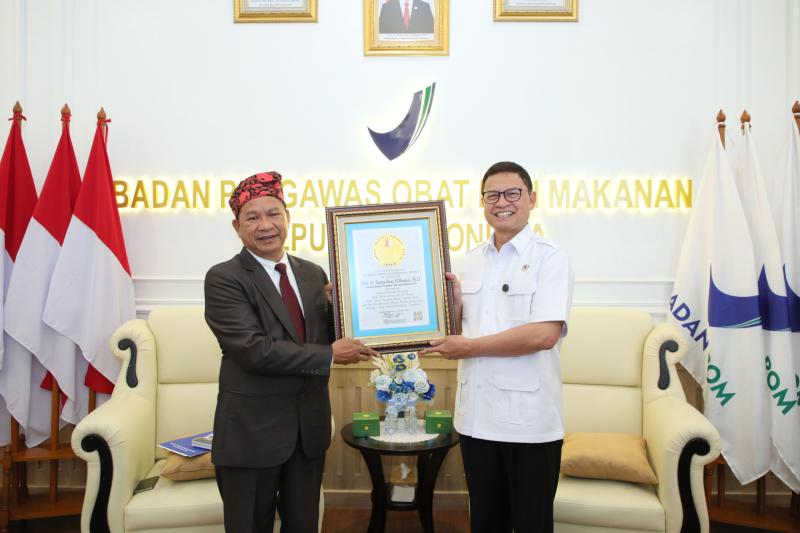 Kepala Badan Pengawas Obat dan Makanan Republik Indonesia (BPOM RI), Prof. Dr. Taruna Ikrar, M.Biomed., Ph.D., dianugerahi Rekor Dunia LEPRID atas prestasinya sebagai “Insan Indonesia Pertama yang Meluncurkan Dua Buku, ‘Dua Tahun Saujana Bhakti Taruna Ikrar’ dan ‘Neuroleadership’, di Atas Kereta Cepat Beijing–Jinan, Republik Rakyat Tiongkok”. (Foto: Ist)