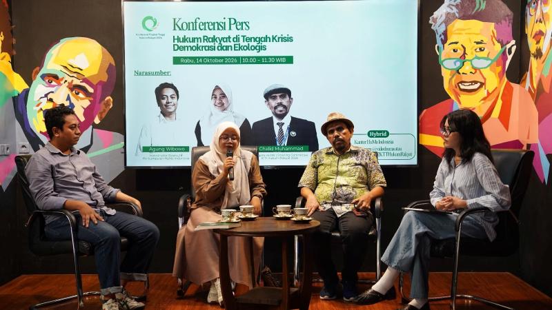 Konferensi Pers “Hukum Rakyat di Tengah Krisis Demokrasi dan Ekologis” (14/10) yang menghadirkan Chalid Muhammad, Anggota Perkumpulan HuMa Indonesia sekaligus Steering Committee KTT Hukum Rakyat 2026, Siti Sopariah, Pendamping Hukum Rakyat Kasepuhan Pasir Eurih, dan Agung Wibowo, Koordinator Eksekutif Perkumpulan HuMa Indonesia. (Foto: Ist)