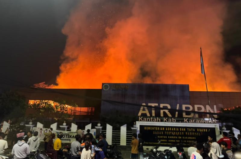 Detik-detik Kantor BPN Karawang Terbakar, Warga Dengar Ledakan Sebelum Api Membesar