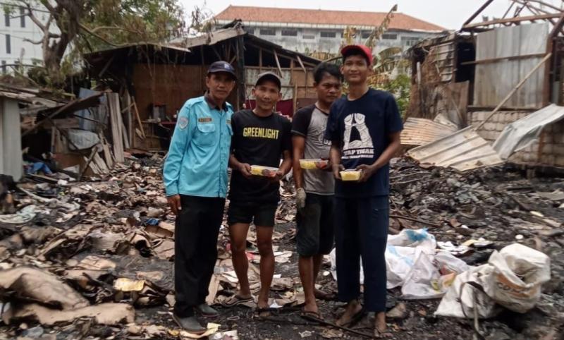 Jumat Berkah, Jukir Kalideres Berbagi untuk Korban Kebakaran di Peta Selatan