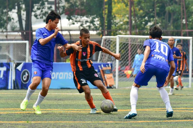 Aksi pemain Farama FC dikurung anak-anak Persija Barat.foto:pras.