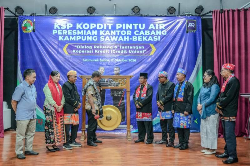 Kadiskop & UKM Kota Bekasi, Herbert S.W. Panjaitan meresmikan Kopdit Pintu Air cabang ke-78 di Bekasi. (Foto: Dok.Peluangnews)
