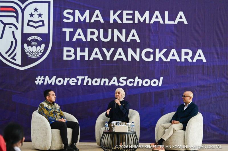 Menteri Komunikasi dan Digital Meutya Hafid dalam Open House SMA Kemala Taruna Bhayangkara di Bogor, Sabtu (17/10/2026) mengatakan kecanduan menjadi salah satu persoalan utama karena sejumlah platform media sosial dan gim dirancang dengan fitur yang dapat membuat pengguna terus menghabiskan waktu di dalamnya. Foto: Anhar/Komdigi. (Foto: Humas Kemkomdigi)