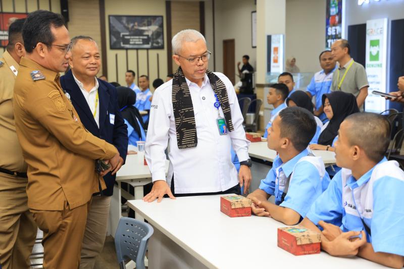 Sekretaris Jenderal Kemnaker Cris Kuntadi di PT Bintang Indokarya Gemilang, Brebes, Jawa Tengah, Selasa (20/10/2026). (Foto: Humas Kemnaker)