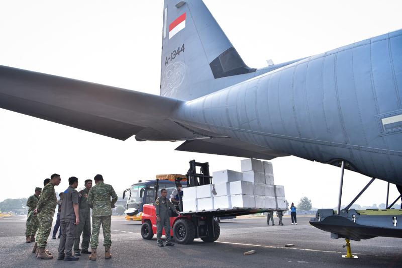 Dua Hercules TNI AU Angkut 9,6 Ton Bahan OMC untuk Hadapi Karhutla di Kalimantan